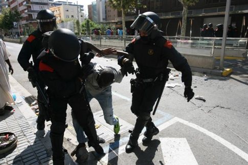 Συγκρούσεις μεταναστών και αστυνομικών στην Ισπανία