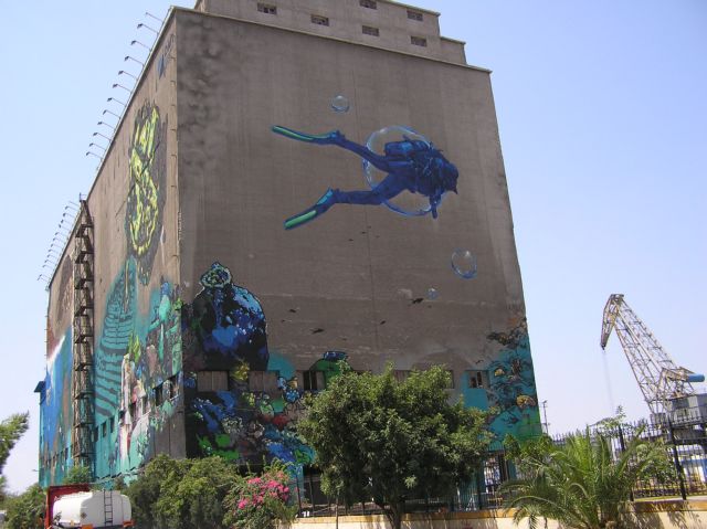 Πειραιάς: «Καλό ταξίδι» με το γιγαντιαίο θαλασσινό γκράφιτι στο κτίριο του Σιλό