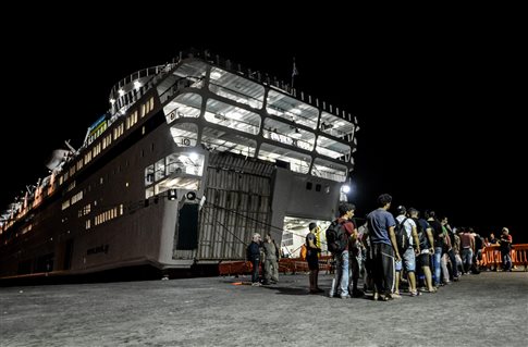 Η κυβέρνηση ναυλώνει πλοίο για 2.500 πρόσφυγες για να αποσυμφορήσει τα νησιά
