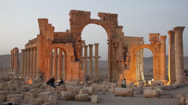 Οι τζιχαντιστές ανατίναξαν αρχαίο ναό στην Παλμύρα – UNESCO: «Είναι έγκλημα πολέμου»
