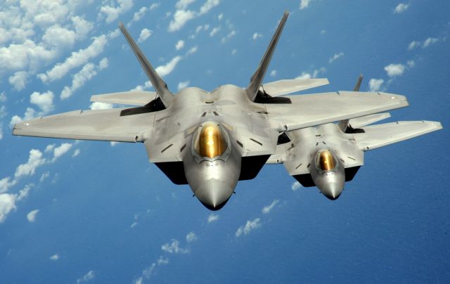 ΗΠΑ: Με την αποστολή F-22 στην Ευρώπη «αναχαιτίζουν» την ανησυχία των συμμάχων