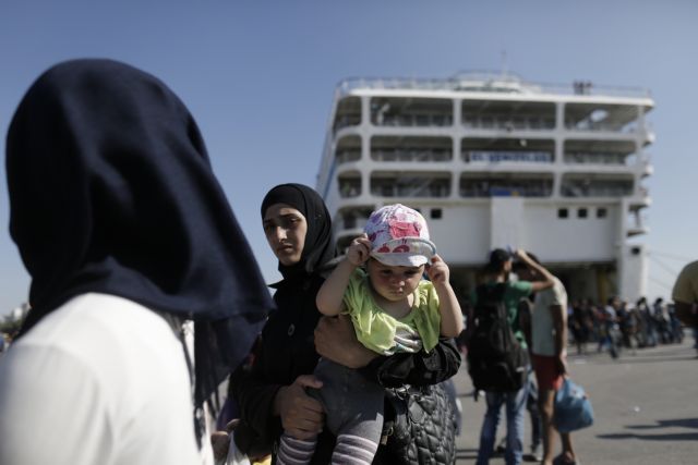 Στο λιμάνι του Πειραιά μεταφέρονται από τη Μυτιλήνη 2.486 πρόσφυγες από τη Συρία