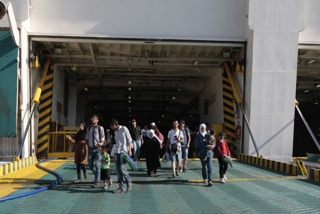 Στον Πειραιά 2.500 μετανάστες από Σάμο και Μυτιλήνη