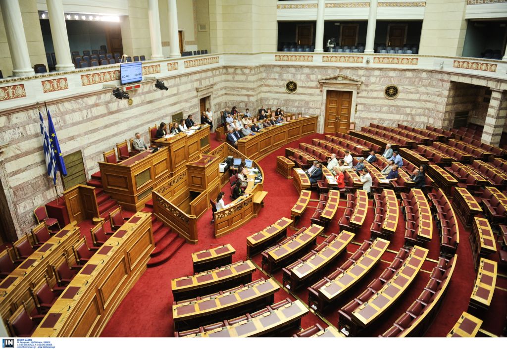 Ολομέλεια με άδεια έδρανα – επιμένει η Κωνσταντοπούλου