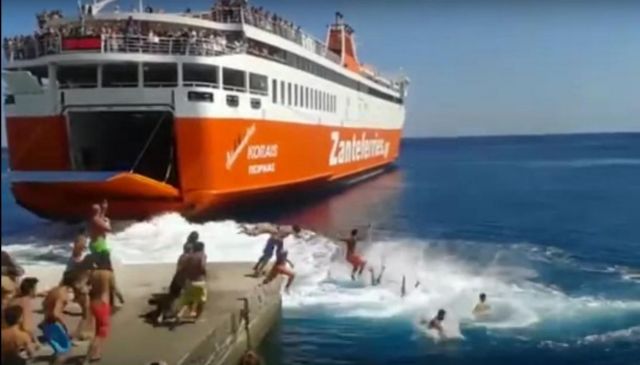 Σίκινος: Η συγκινητική αναχώρηση του πλοίου «Αδαμάντιος Κοραής»