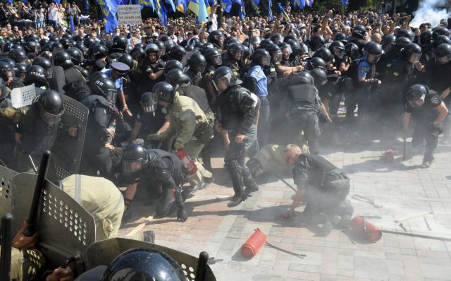 Ουκρανία: Ενας νεκρός, 100 τραυματίες και 30 συλληφθέντες έξω από τη Βουλή