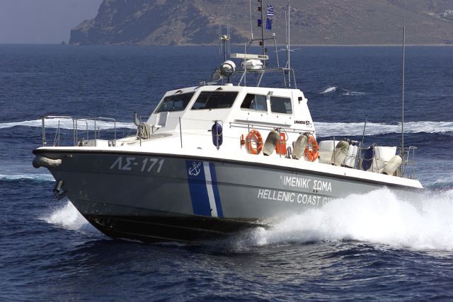 Δύο μέλη πληρώματος φορτηγού πλοίου έπεσαν στη θάλασσα και βγήκαν σώοι κολυμπώντας στα Κουφονήσια