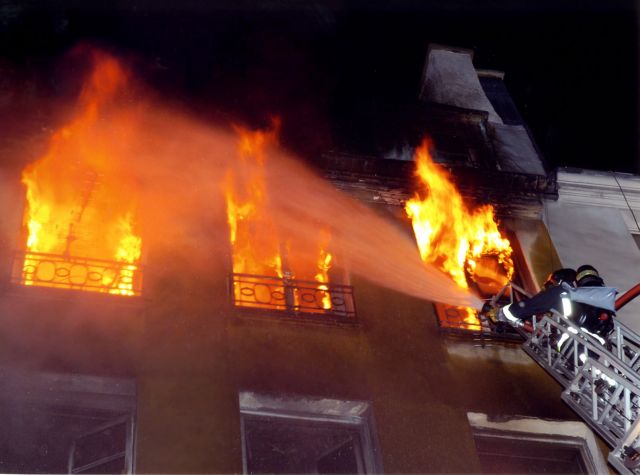 Παρίσι: Φονική πυρκαγιά με οκτώ νεκρούς σε κτίριο κατοικιών