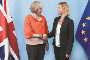 «Αρωμα γυναίκας» στη μάχη για το τιμόνι του ΝΑΤΟ