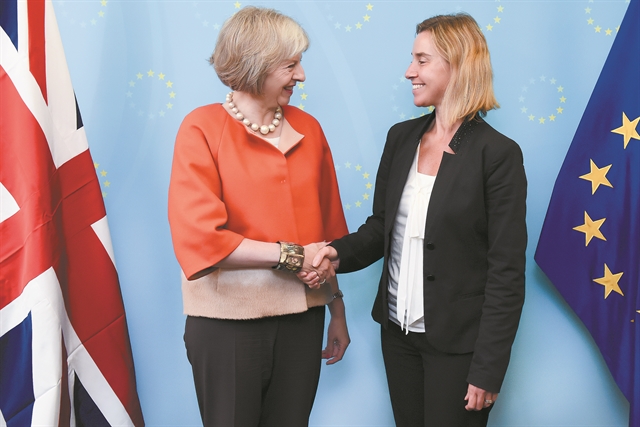 «Αρωμα γυναίκας» στη μάχη για το τιμόνι του ΝΑΤΟ