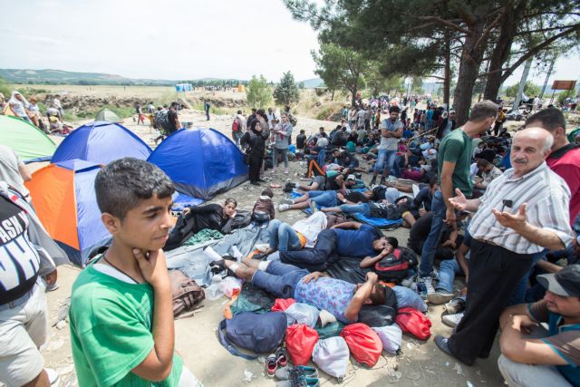 Στήνονται οι πρώτες σκηνές για τους πρόσφυγες στα σύνορα με την ΠΓΔΜ