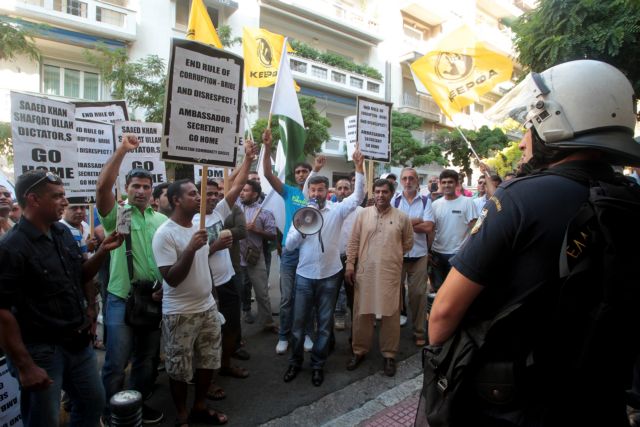 Ένταση έξω από την πρεσβεία του Πακιστάν, ανάμεσα στην αστυνομία και μέλη πακιστανικής κοινότητας