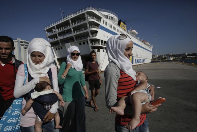 Στο λιμάνι του Πειραιά εντός της ημέρας δύο πλοία από τη Μυτιλήνη με 4.230 μετανάστες