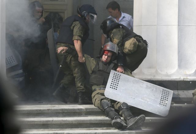 Κίεβο: μάχη έξω από το Κοινοβούλιο