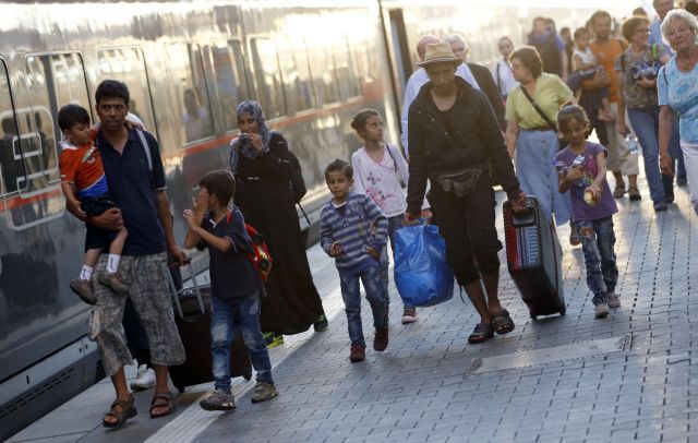 Εκατοντάδες πρόσφυγες έφτασαν στη Βαυαρία με τρένα από την Ουγγαρία