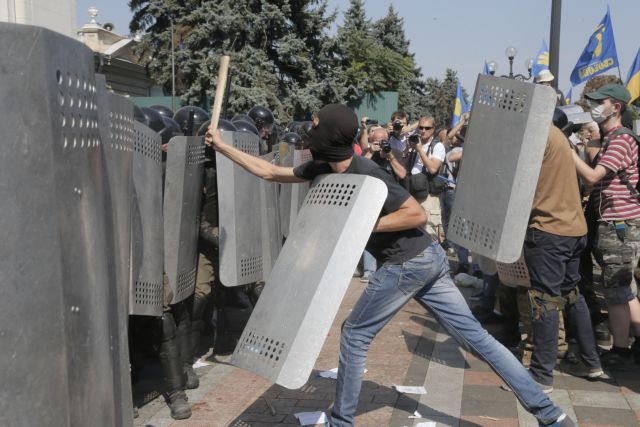 Καταδικάζει και ανησυχεί η διεθνής κοινότητα για τις συγκρούσεις στο Κίεβο