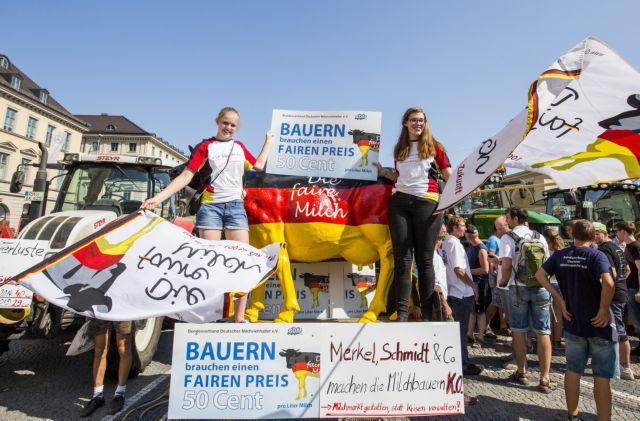 Γερμανία: 500 τρακτέρ στους δρόμους του Μονάχου κατά της μείωσης των τιμών στο γάλα