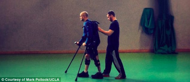 Ρομποτικός εξωσκελετός επιτρέπει σε παράλυτο άνδρα να κινήσει ξανά τα πόδια του