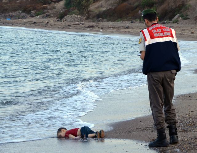 «Οταν το είδα, έμεινα αποσβολωμένη», λέει η τουρκάλα δημοσιογράφος που φωτογράφισε το προσφυγόπουλο