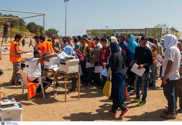 Περισσότεροι από 10.000 πρόσφυγες «απεγκλωβίζονται» από τη Λέσβο έως το βράδυ της Τρίτης