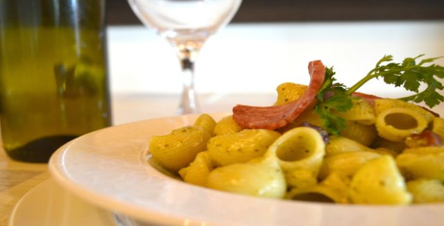 Κοχύλι με σαλάμι αέρος και πέστο βασιλικού