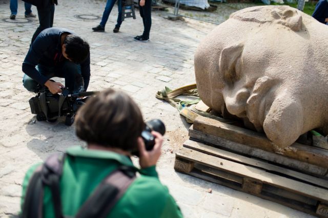 Βερολίνο: Η κεφαλή του Λένιν «αναστήθηκε» και μεταφέρεται σε μουσείο