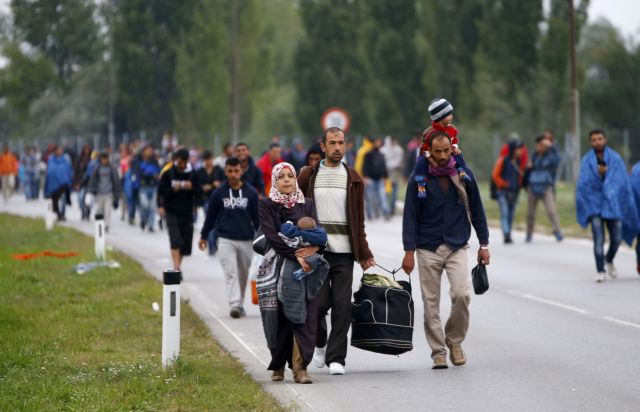 Εκλεισε αυτοκινητόδρομος στην Αυστρία λόγω πεζών προσφύγων – Αριθμοί ρεκόρ στα Βαλκάνια