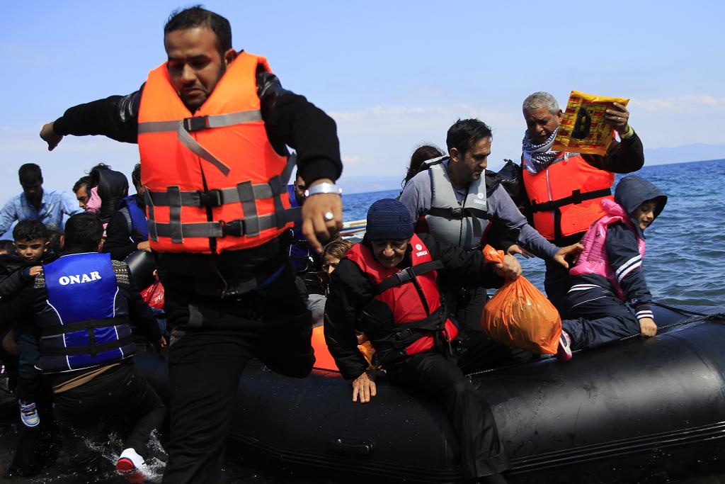 Συνεχίζονται οι έρευνες στο Φαρμακονήσι για αγνοούμενους πρόσφυγες μετά την τραγωδία