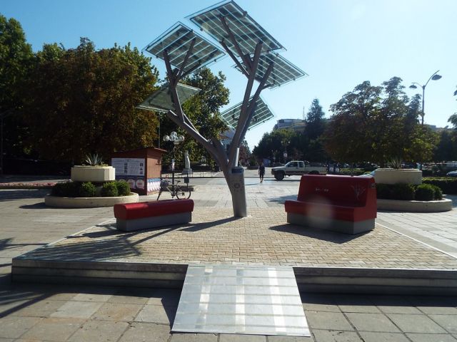 Τρίκαλα: Φωτοβολταϊκό δέντρο στην κεντρική πλατεία