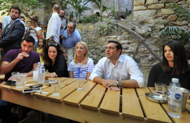 Συνάντηση με νέους και νέες είχε σε μπαρ στο Μοναστηράκι ο πρόεδρος του ΣΥΡΙΖΑ Αλέξης Τσίπρας | tanea.gr