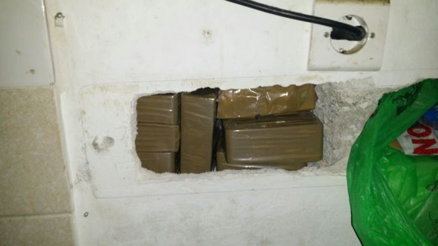 Πάνω από 5 κιλά ηρωίνης έκρυβε σε τοίχο του σπιτιού του Αλβανός διακινητής