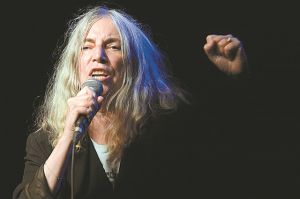 Η Πάτι Σμιθ υποδέχεται το 2021 και τον Τζο Μπάιντεν με μια διαδικτυακή περφόρμανς