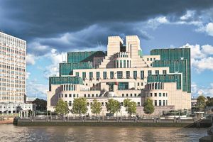 Η Μάνιπενι στη… χρυσή πολυθρόνα της ΜΙ6