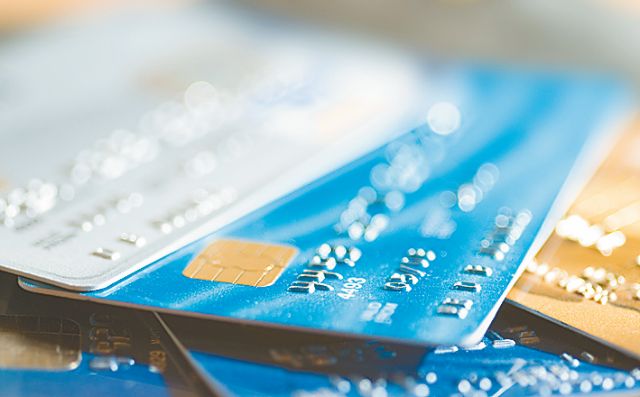 Κομπίνες με προπληρωμένες πιστωτικές κάρτες διαδικτυακών συναλλαγών σε βάρος καταστηματαρχών | tanea.gr