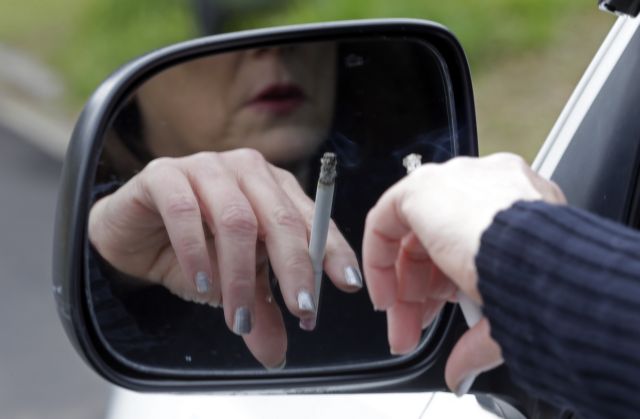 Βρετανία: Πρόστιμο 67 ευρώ για το κάπνισμα στο αυτοκίνητο παρουσία παιδιών