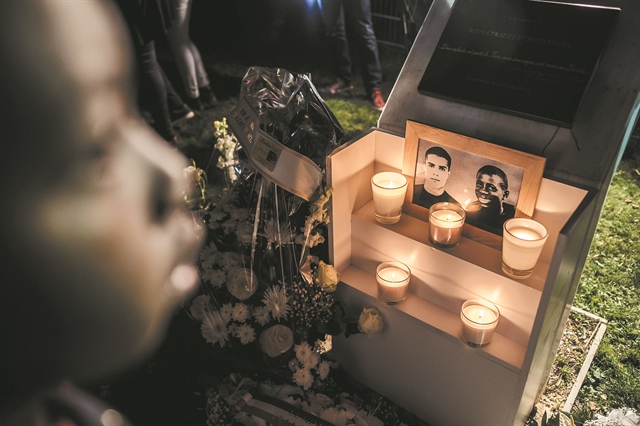 Δύο ζευγάρια αθλητικά παπούτσια