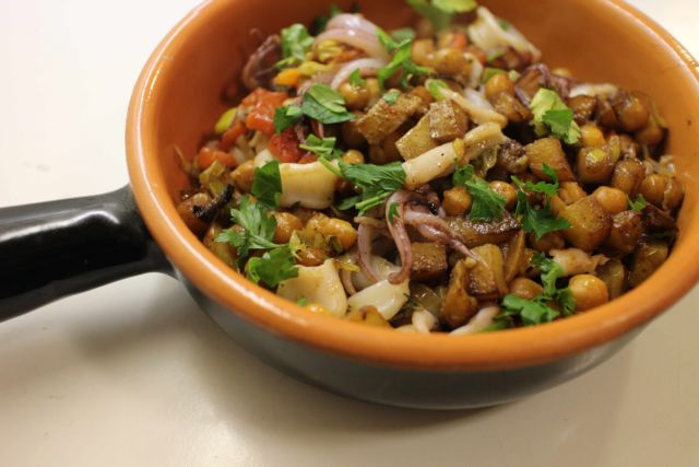 Ρεβίθια με καλαμάρι και λαχανικά