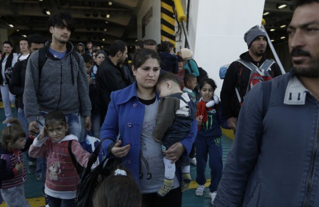 Δύο πλοία με 2.651 πρόσφυγες έφτασαν στον Πειραιά