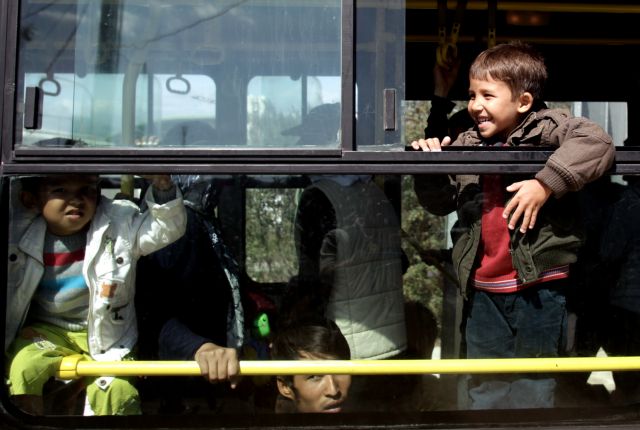 Με αστικά λεωφορεία η μεταφορά προσφύγων σε Γαλάτσι και Ελληνικό