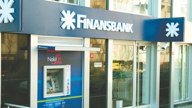Συνωστισμός μνηστήρων στην πόρτα της Finansbank