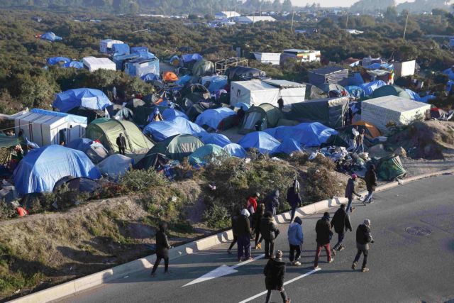 Διεκόπη η κυκλοφορία στη σήραγγα της Μάγχης από περίπου 100 πρόσφυγες