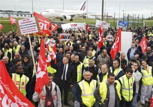 Air France: Οι συνδικαλιστές κάνουν τώρα λόγο για 5000 απολύσεις