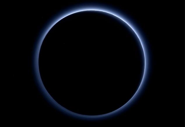 NASA: Ο Πλούτωνας διαθέτει μπλε ουρανό και νερό
