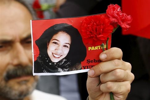 Θρήνος στην Τουρκία: Ανάμεσα στα θύματα εννιάχρονο αγοράκι με τον πατέρα του και έγκυος γυναίκα με τον σύζυγό της
