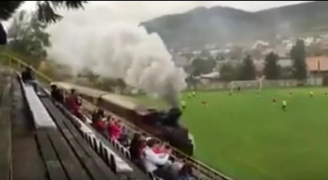 Τρένο αντί για… διαιτητή σφυρίζει σε ποδοσφαιρικό γήπεδο της Σλοβακίας