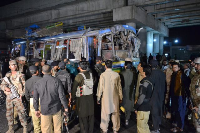 Πακιστάν: Πολύνεκρη βομβιστική επίθεση σε λεωφορείο με εργαζόμενους