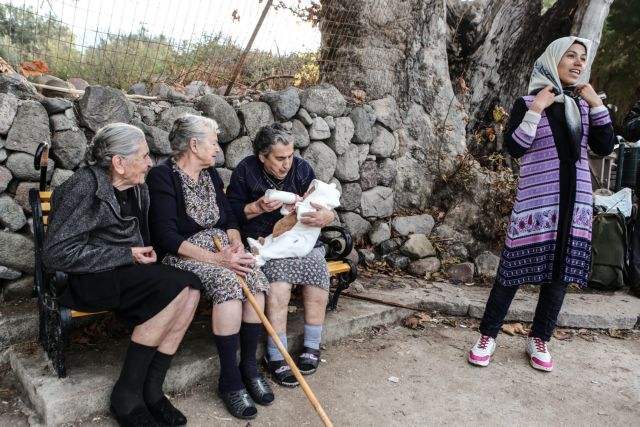 Λέσβος: Τρεις ελληνίδες γιαγιάδες, ένα μπιμπερό και ένα προσφυγόπουλο