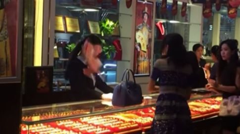 Κίνα: Οργή για τη γυναίκα που πετά χαρτονομίσματα σε πωλήτρια (βίντεο)