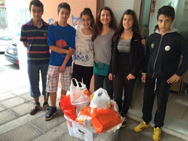 Πειραιάς: Οι μαθητές του 10ου Γυμνασίου πρόσφεραν τρόφιμα σε απόρους και αστέγους
