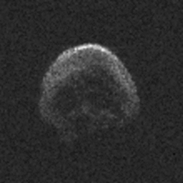 Κομήτης ίδιος με… νεκροκεφαλή περνάει «ξυστά» από τη Γη